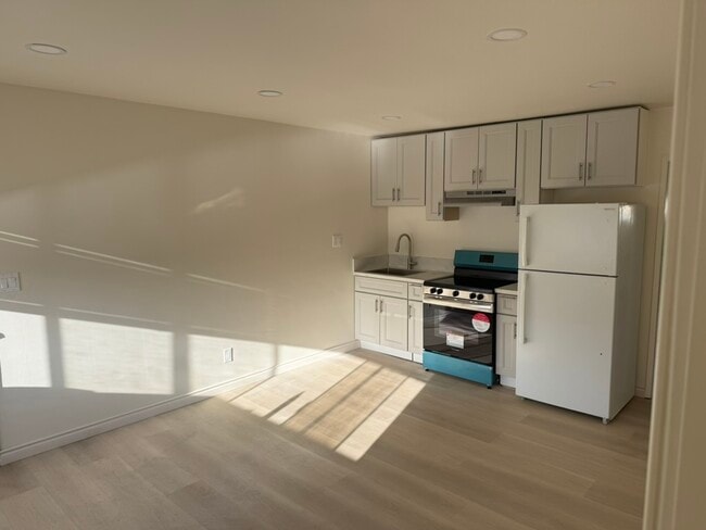 Photo - 2022 E 2nd St