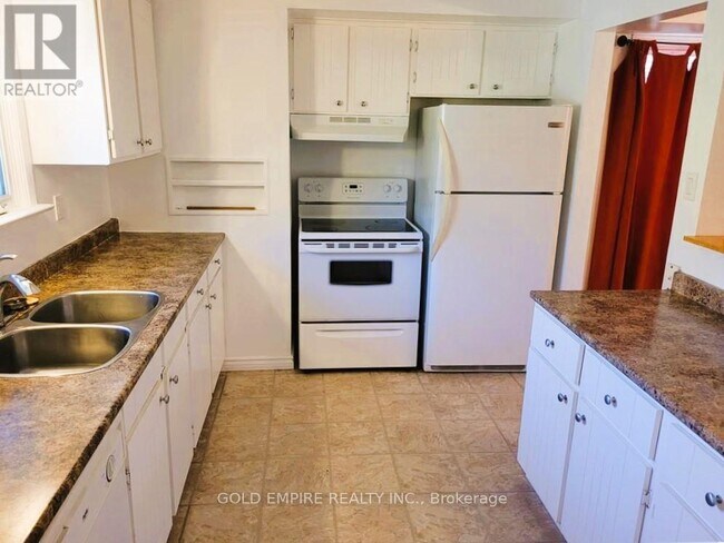 Photo - 107 Harding Crescent
