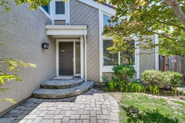Photo - $8500-Mountain View 4 bedroom 3 baths in great neighborhood!