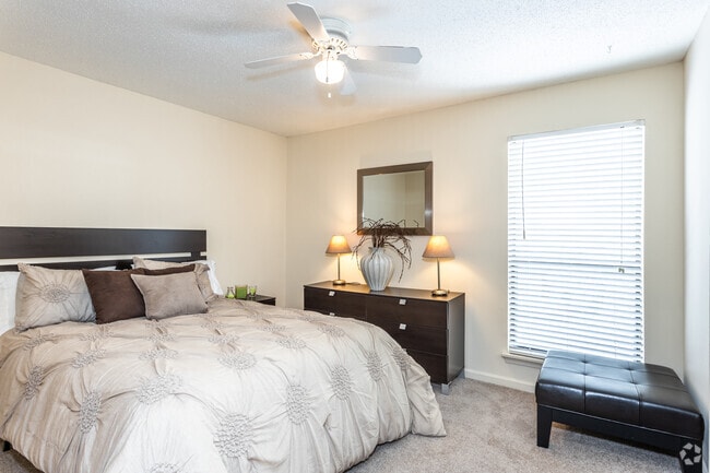 2BR, 2BA - 719 SF