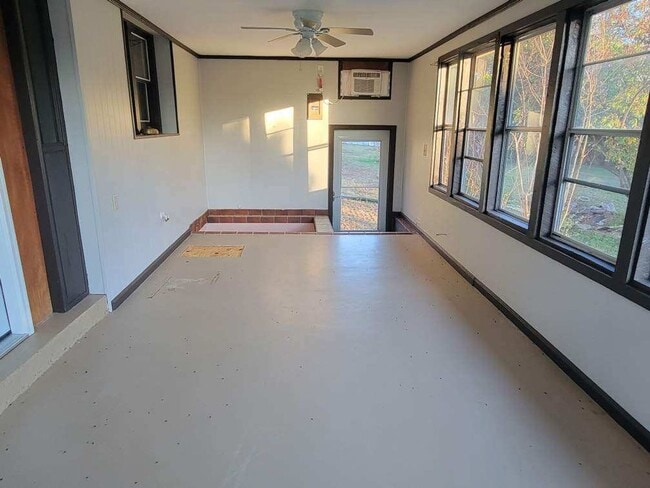 Photo - FOR LEASE - 3 Bed, 2 Bath, SINGLE-FAMILY HOME ON 5 ACRES IN LEBANON!