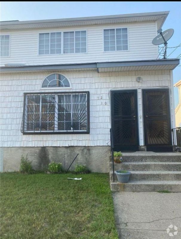 Building Photo - 72-10 Almeda Ave Rental