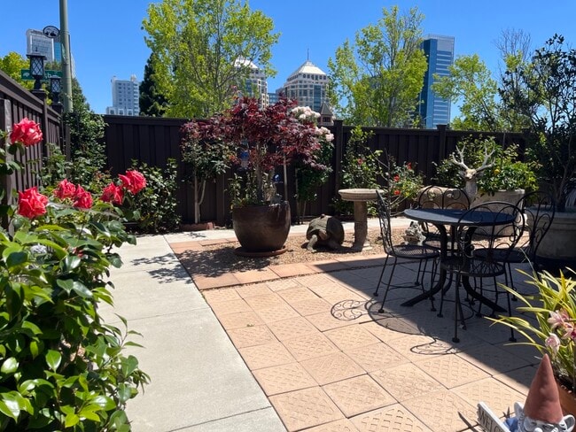 El jardín tiene manzanos, ciruelos, melocotoneros y limoneros. - 763 15th St Unidad 763 15th Street