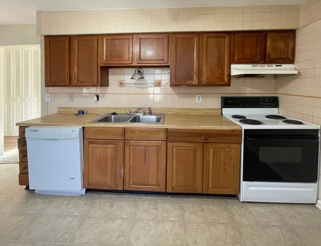 Photo - Nice 3 BR House in South Lexington! W/D Hookups, Off-Street Parking, Pets Ok!