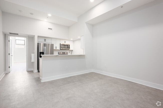 1BR, 1BA - 592SF - Living Room