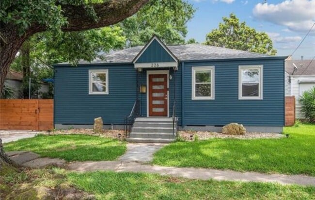 Building Photo - 226 Lions St