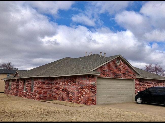 Building Photo - 1316 N Dryden Ct Rental