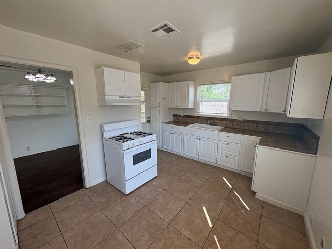 Photo - Cozy Home On Spacious Lot near Ballpark Rent Ready!
