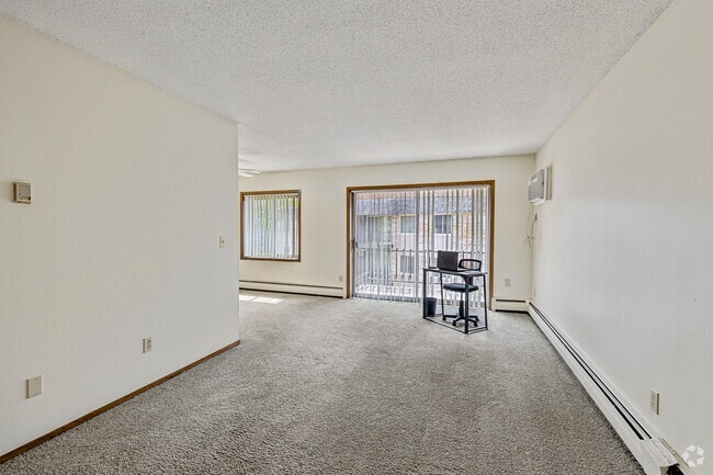 1BR, 1BA - 670SF - Living Room - Creekwood Estates