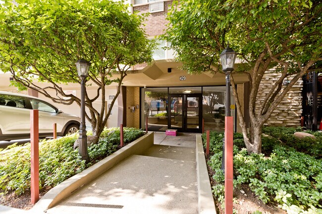 Building Photo - 420 W Aldine Ave Rental