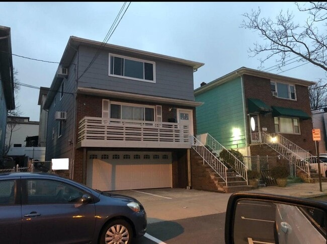 Building Photo - 4304 Meadowview Ave Unit 1