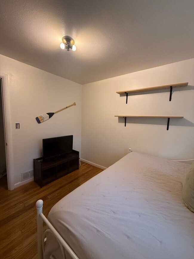 Photo - FULLY FURNISHED Midtown Three Bedroom Spac... Unidad Top