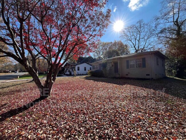 Photo - 1932 Sandhurst Dr