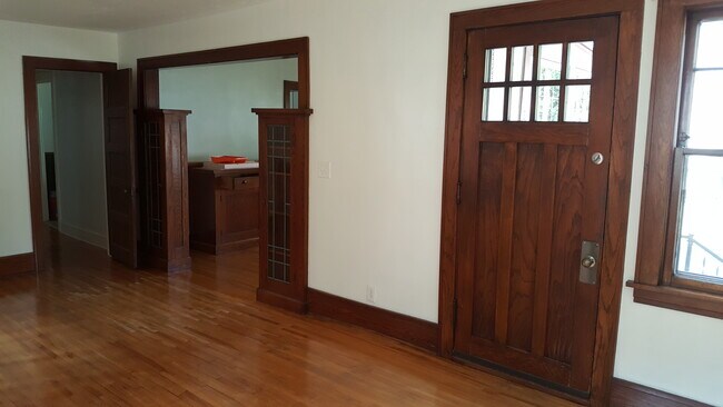 Living room / dining room - 210 Warwick St SE Unit 1