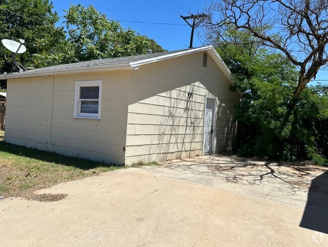 Building Photo - 1/1 home with yard central Lubbock