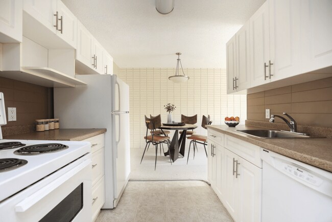 Photo - 990-1000 Markham Rd