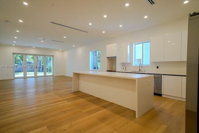 Photo - 112 NW 24th Ct