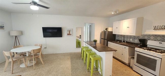 Building Photo - 7725 Harding Ave Unit 4