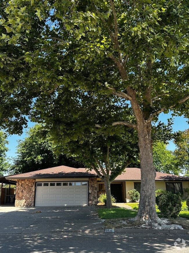 Building Photo - Remodeled Vintage home just 1 block from t...