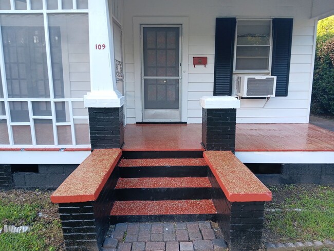 109 Dalzell St