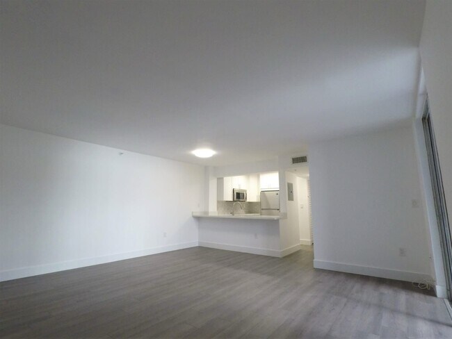 Building Photo - 126 SW 17th Rd Unit 208 Rental