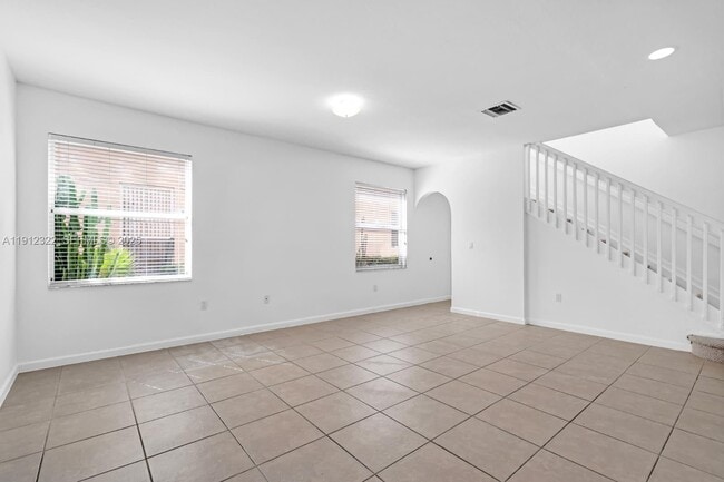 Photo - 1095 NE 39th Ave