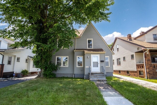 Building Photo - 13804 Rexwood Ave