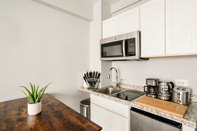 Photo - 240 W 73rd St Unidad FL10-ID1022036P