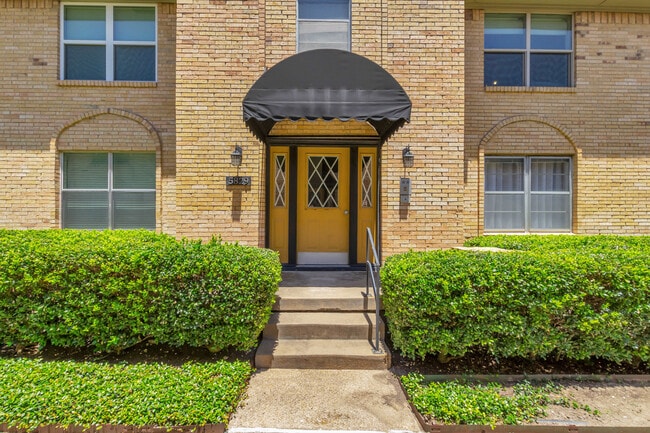 Building Photo - 5829 Sandhurst Ln Unit #D Rental