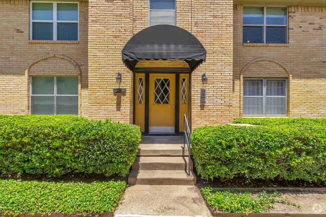 Building Photo - 5829 Sandhurst Ln Unit #D Rental
