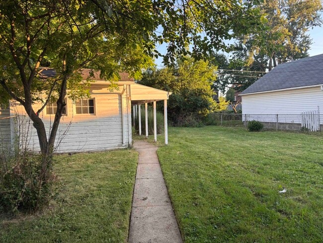 2101 Tuxedo Ave