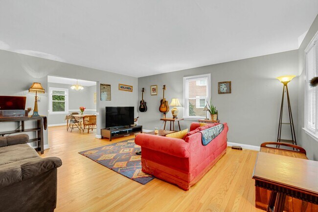 Photo - 3-bedroom, 1 and half bathroom end-of-group townhome in the quiet Stoneridge neighborhood in Towson