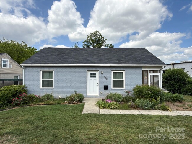 Photo - 300 E Peterson Dr House