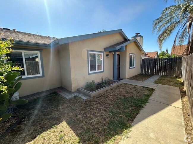 Building Photo - Great 3 bedroom 2 bath in Visalia ready fo... Rental