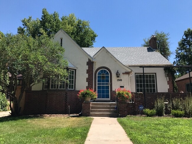 Building Photo - Two bed one bath in prime Park Hill location.
