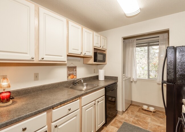 Photo - King's Court Apartments