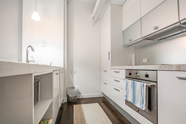 Photo - 11 E 36th St