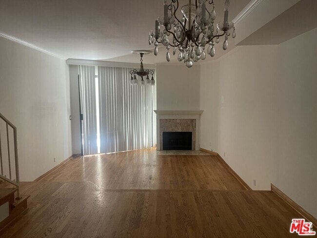Building Photo - 10921 Morrison St Unit 3 Rental
