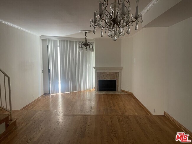 Building Photo - 10921 Morrison St Unit 3-3 Rental