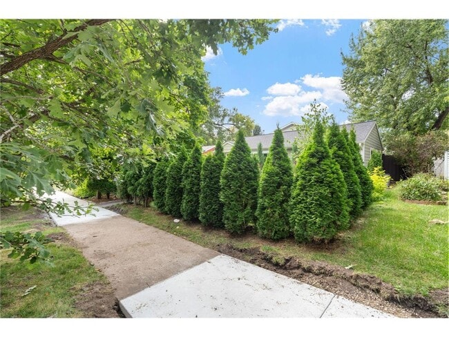 Photo - 263 Lexington Parkway S