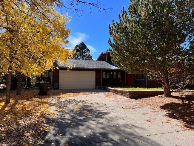 Building Photo - Partially Furnished Move In Ready Gorgeous Home In The Country Club