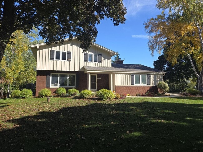 Building Photo - Updated 4 bedroom home in Merton