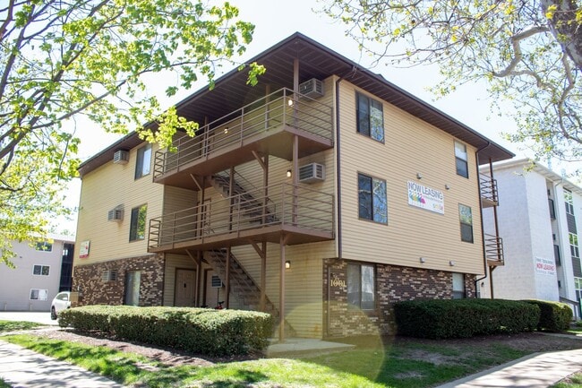 1001 W Clark