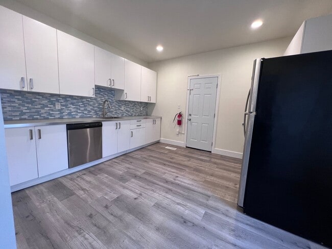 Building Photo - Internet included- 2BR apartment with office! Unit 3