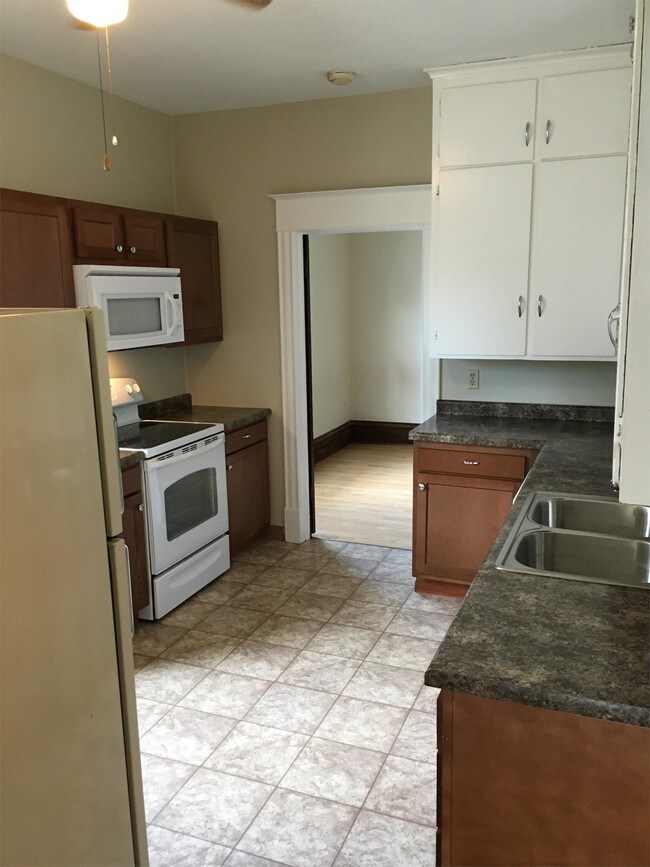 Photo - 1044 College St N