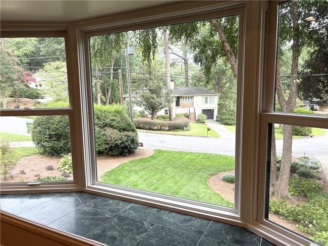 Photo - 654 Upton Rd NW