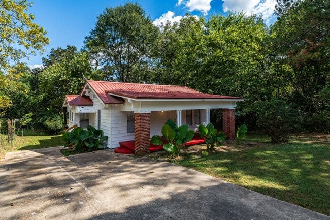 Photo - Fall in Love with This Hidden Gem Off Eastern Valley Road!
