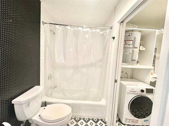 Photo - 201 Academy Dr Unidad 205