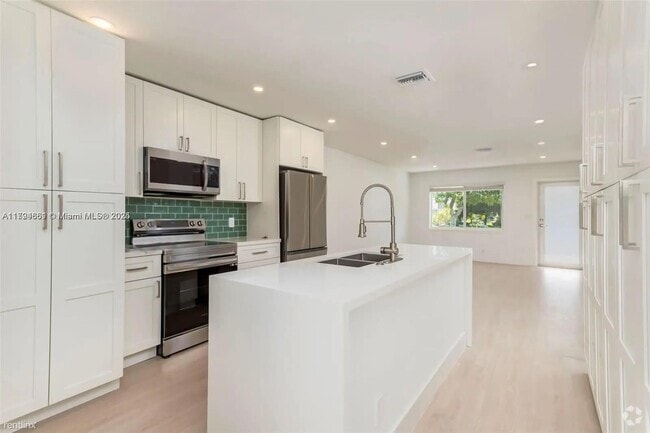 Building Photo - 1421 NE 30th Ct Rental
