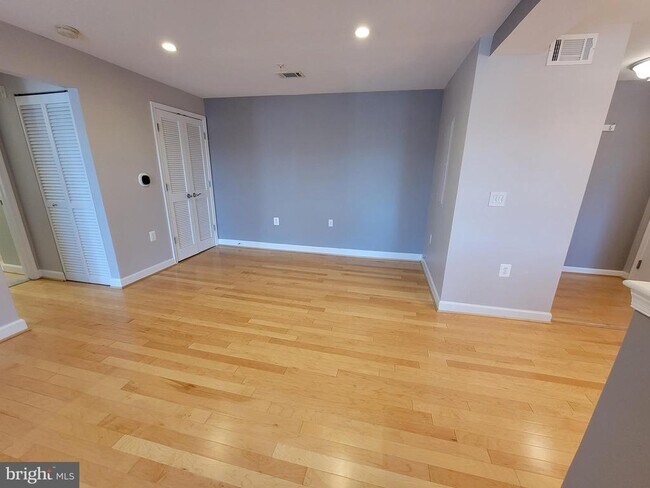 Photo - 4151 S Four Mile Run Dr Unidad 203